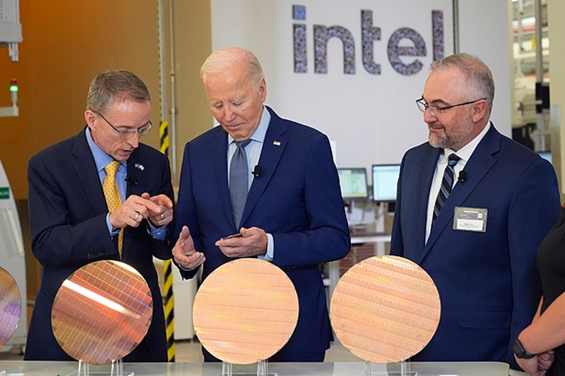 Biden tham nha may chip cua Intel.jpg