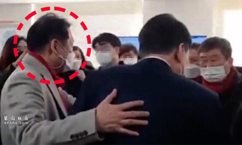 Jeon Seong-bae  om lung Yoon Suk-yeol.jpg