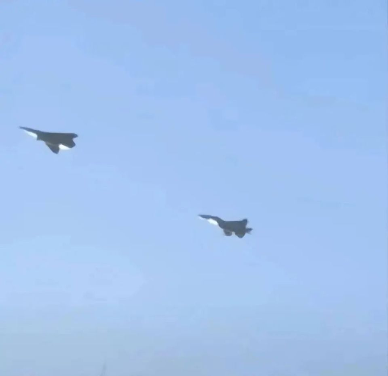 Hinh anh chiec J-16 duoi phia sau.png