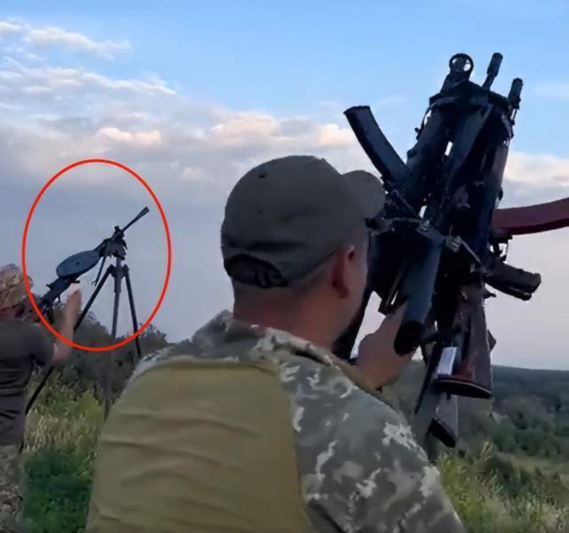 Ukraine buoc 6 khau AK-74 va trung lien kieu co.png