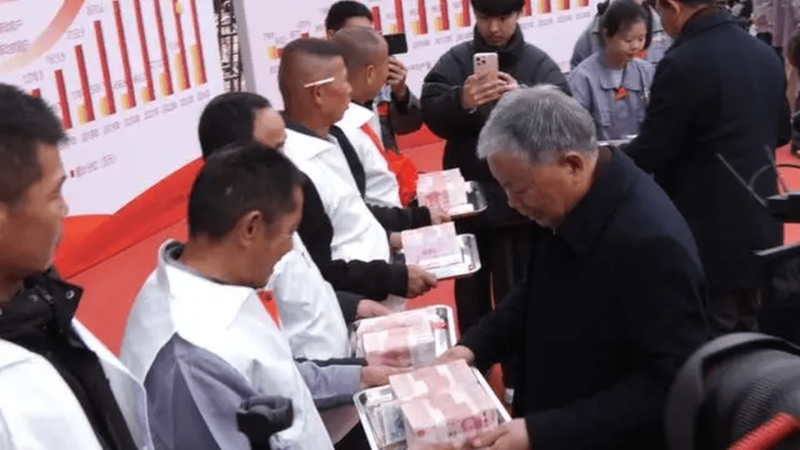 Hien truong trao tien.png