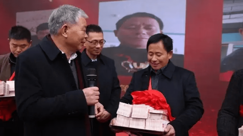 Ong Luu Thu Luong nhan tien.png