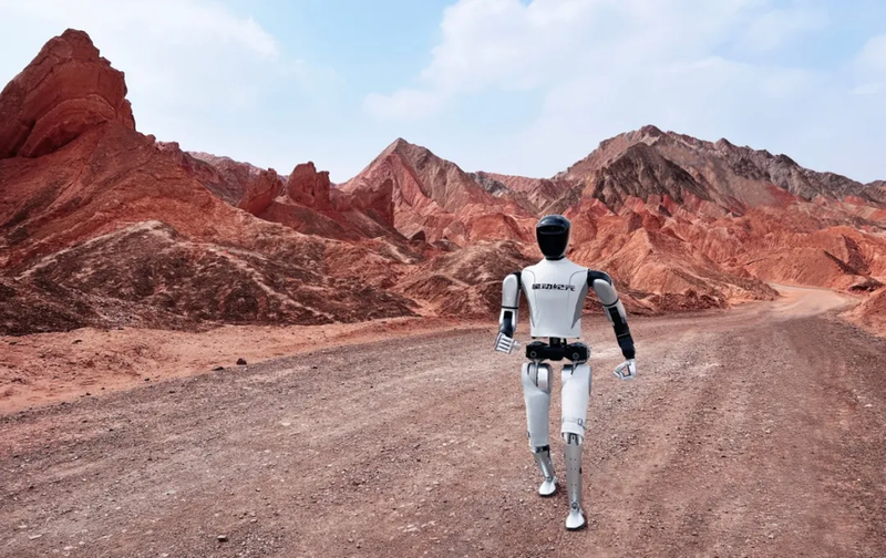 Robot Xingdong STARS-1 đang chạy trên sa mạc.png