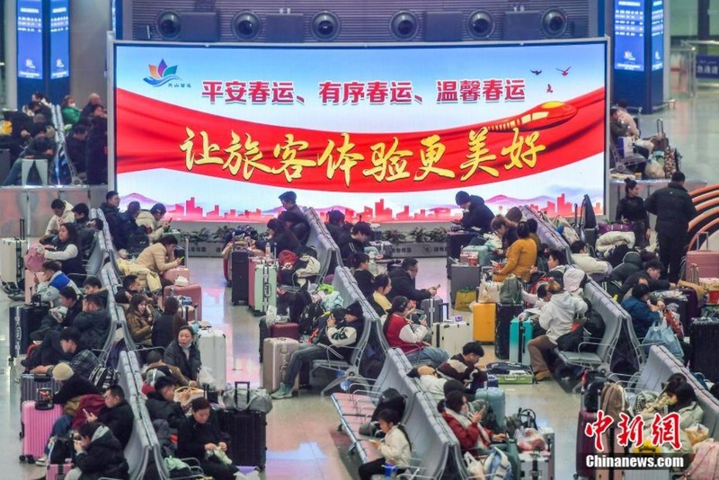 Hanh khach cho len tau.jpg