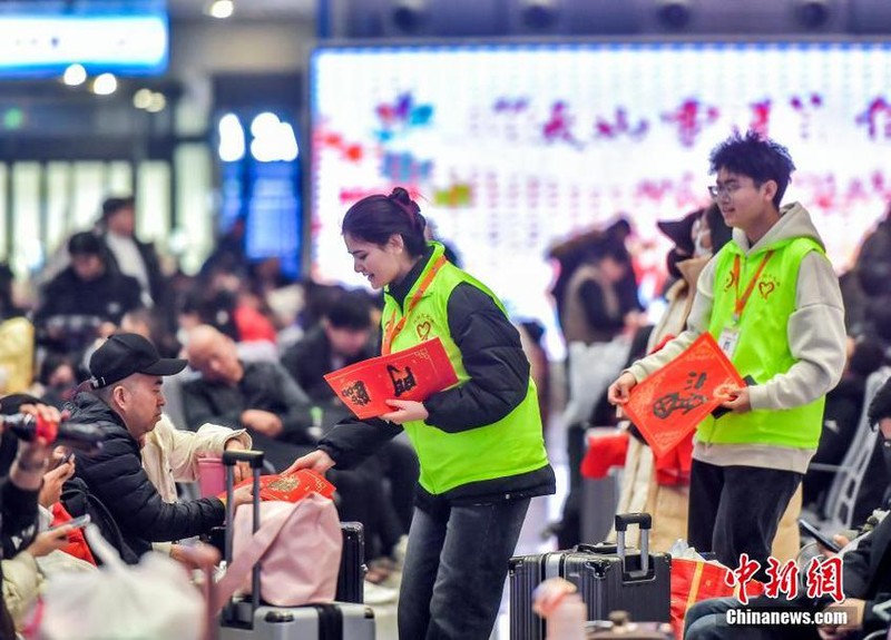 Tang qua khach di tau.jpg