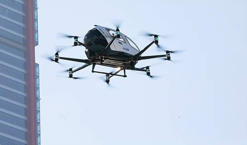 Taxi bay giữa các tòa nhà cao tầng đòi hỏi phải điều phối chặt chẽ.png