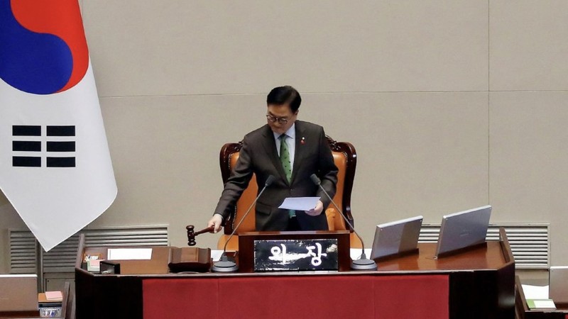 Chu tich Quoc hoi Woo Won-shik go bua.jpeg