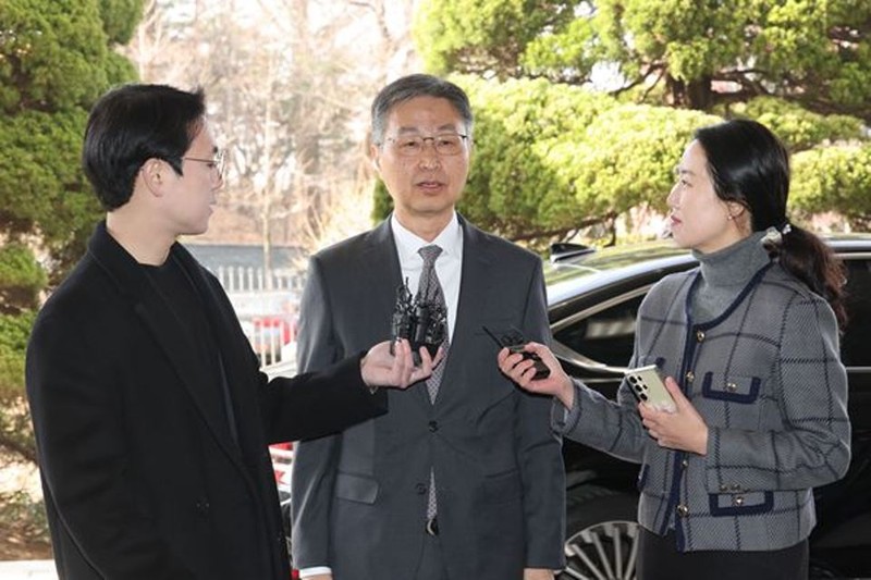 Giam doc Choi gap cac nha bao.jpg