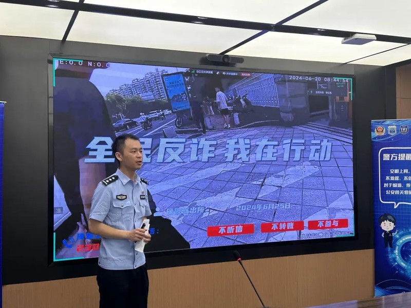 Canh sat tuyen truyen chong lua dao.jpg