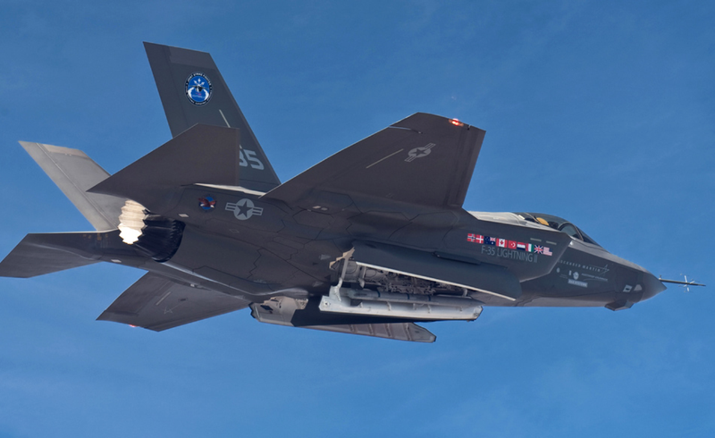 Chiếc máy bay nguyên mẫu F-35 được sơn cờ Mỹ và nhiều quốc gia đồng minh thể hiện họ tham gia vào dự án này, nhưng hiện ngày càng có nhiều nước muốn rời ra. Ảnh: QQnews.