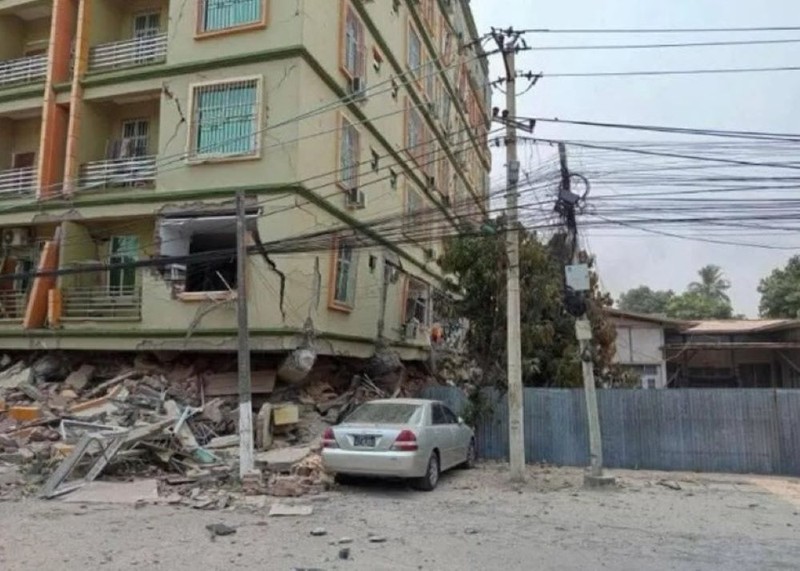 Tòa nhà 11 tầng ở Mamdalay chỉ còn lại 7 tầng trên mặt đất. Ảnh: Đông Phương.