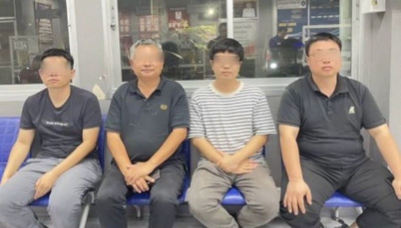 4 người đàn ông Trung Quốc lấy tài liệu bị bắt. Ảnh: SingTao.