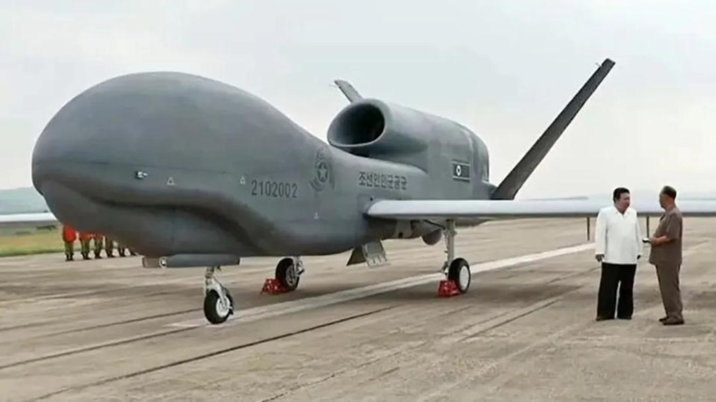 Nhà lãnh đạo Kim Jong-un trao đổi với quan chức hữu quan trước khi chiếc UAV bay thử nghiệm. Ảnh: Guancha.