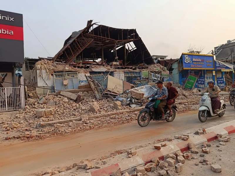 Nhà ở bị sập chôn vùi nạn dân bên dưới chưa được cứu hộ. Ảnh: QQnews.