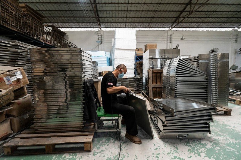 Cong nhan lam lo nuong.jpg