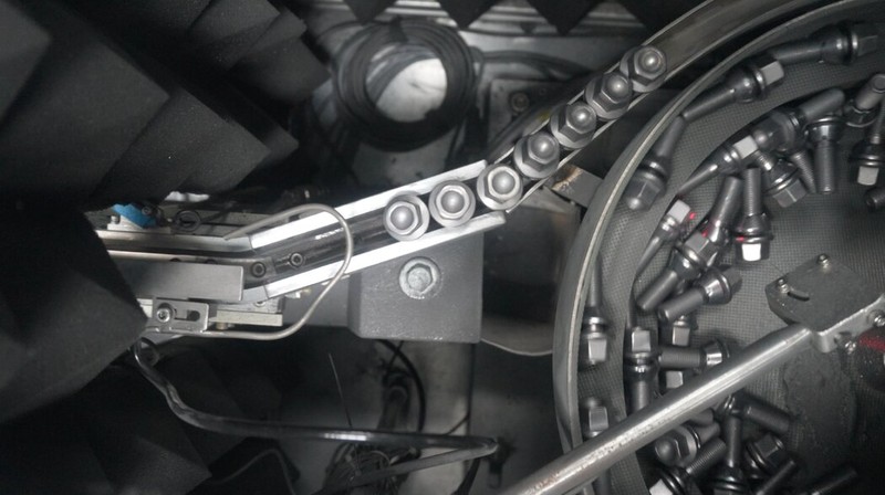 Nguoi may lap oc vit.jpg