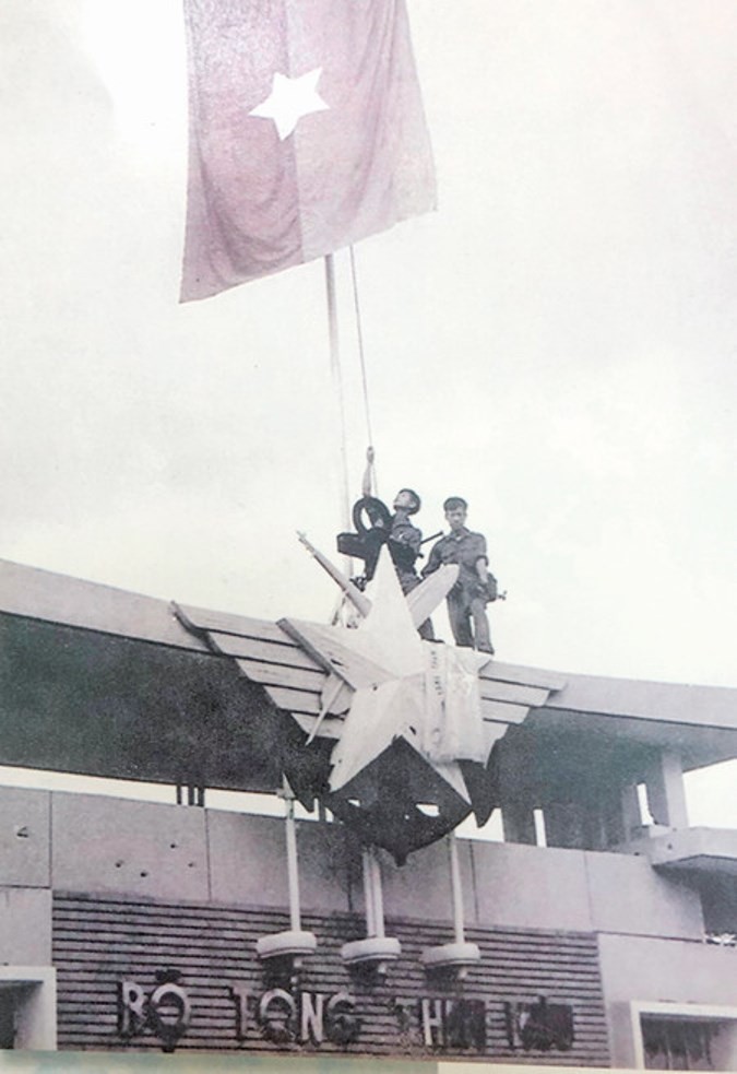 Cắm cờ trên Bộ Tổng Tham mưu.jpg