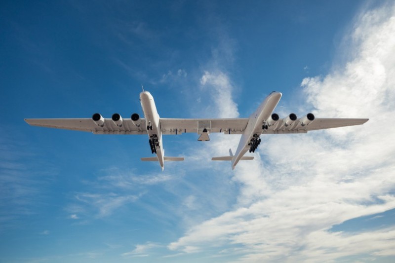 Tàu mẹ Roc của hãng Stratolaunch mang phương tiện bay siêu thanh Talon-2. Ảnh: Stratolaunch.