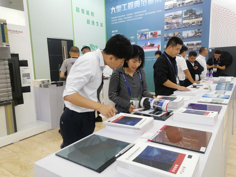 Khach tham quan tim hieu cong nghe.jpg