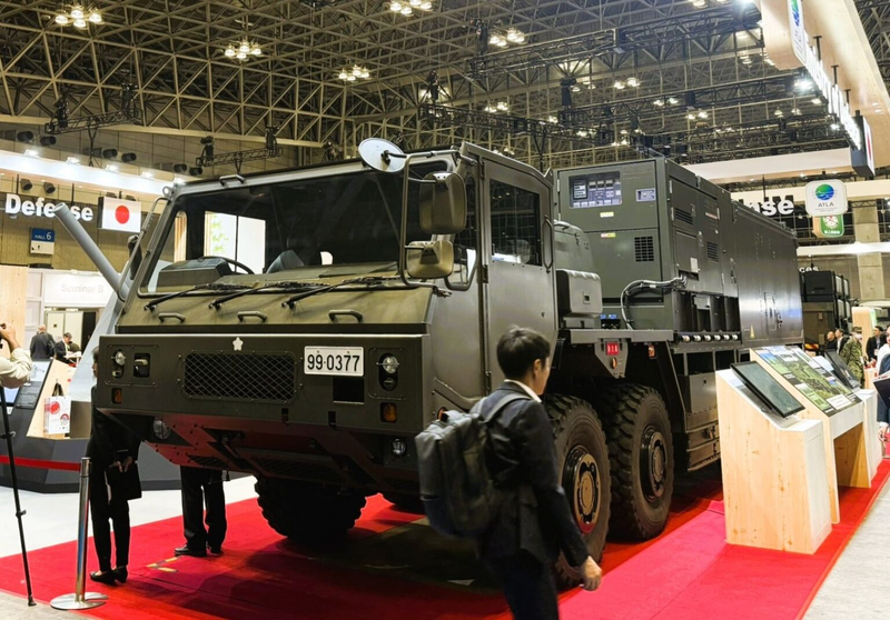 Xe mang hệ thống vũ khí laser được trưng bày tại DSEI Japan 2025. Ảnh: Defenceblog.