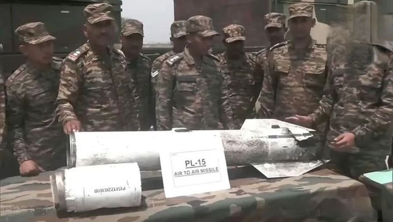 Binh sĩ Ấn Độ xem xét một số bộ phận còn khá nguyên vẹn của tên lửa PL-15E. Ảnh: NetEase.