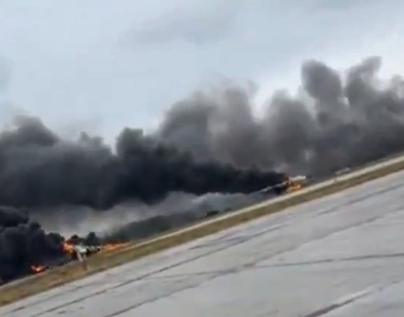 Các máy bay Nga bốc cháy trên đường băng. Ảnh: Defense Blog.