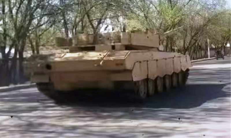 Hình ảnh xe tăng hybrid đang được thử nghiệm thực địa. Ảnh: MW.