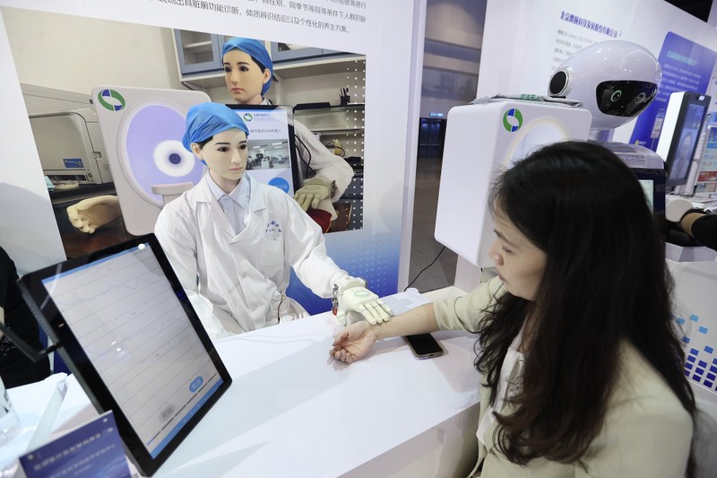 Robot Đông y thay thế các thầy lang bắt mạch kê đơn. Ảnh: VCG.