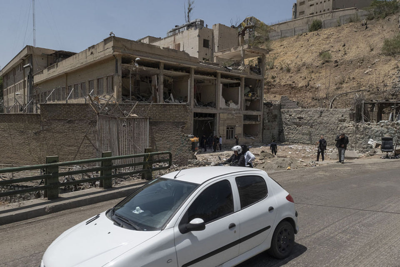 Nha tu bi trung bom.png