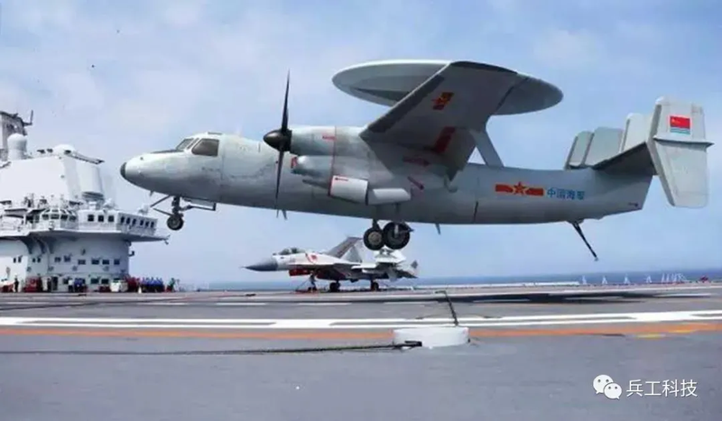 Máy bay báo động sớm và chỉ huy trên không KJ-600 trên boong tàu Phúc Kiến cùng tiêm kích J-15. Ảnh: Sohu.