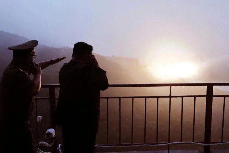 Kim Jong-un  quan sat.jpg