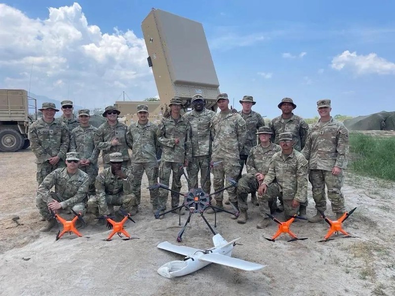 Các UAV bị bắn hạ trong cuộc thử nghiệm cùng các binh sĩ và hệ thống “Leonidas HPM”. Ảnh: Epirus.