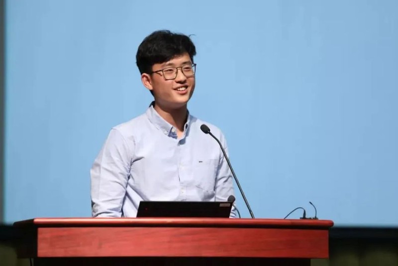 Diêu Thuận Vũ thuyết trình tại một diễn đàn công nghệ. Ảnh: Sina.