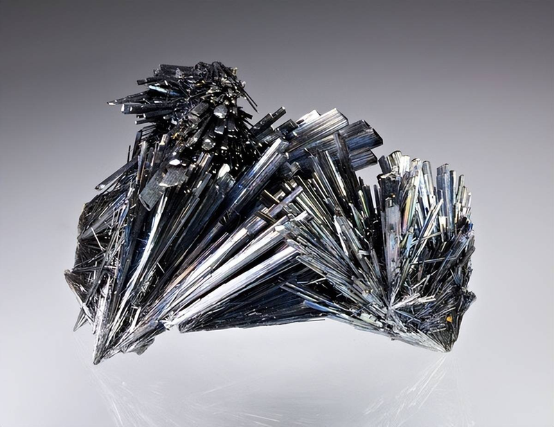 Tinh thể Antimon - nguyên liệu chiến lược dùng trong công nghiệp quân sự. Ảnh: Sohu.