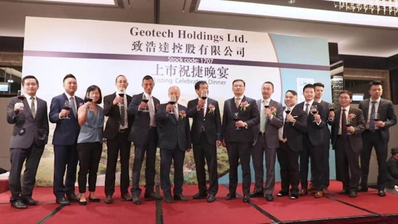 Chi Ho Tat len san.jpg