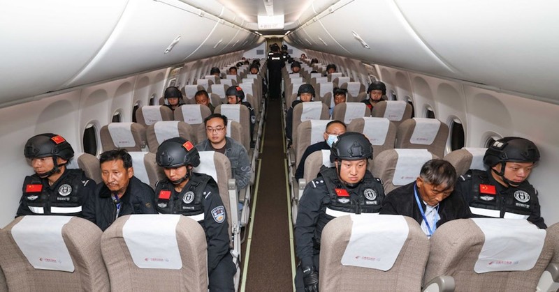 Cha con Bach So Thanh bi dua ve.jpg