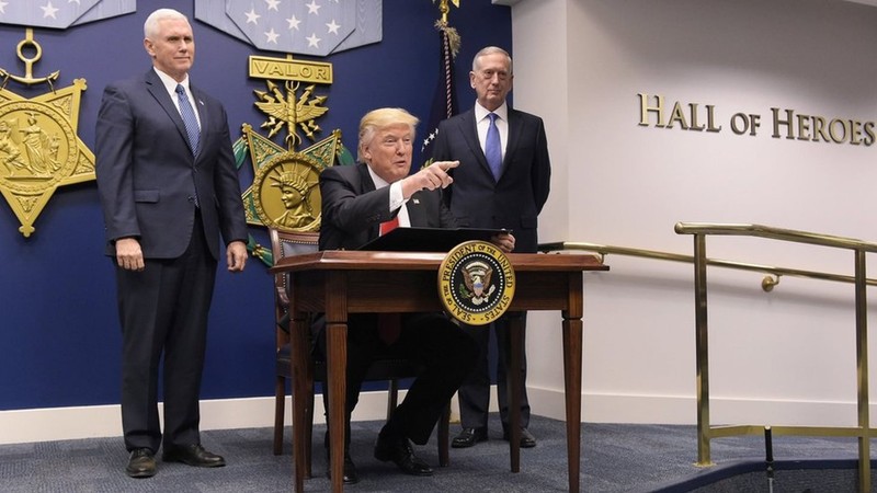 TRump ra chi lenh han che nhap cu.jpg