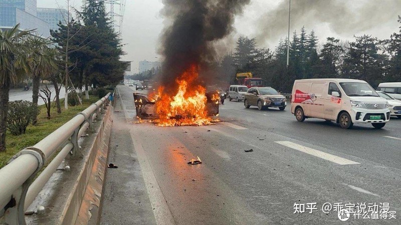 Xe Xiaomi SU7 bị cháy trên đường cao tốc Đồng Lăng hôm 29/3/2025 khiến 3 người chết trong xe. Ảnh: Zhihu.