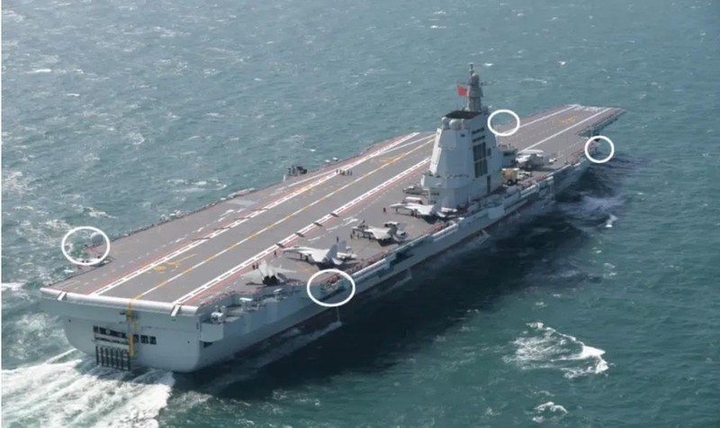 Vị trí lắp đặt các tổ hợp vũ khí chống người nhái trên tàu sân bay Phúc Kiến. Ảnh: QQnews.
