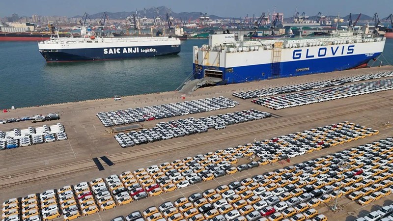 Xe ô tô, tấm pin mặt trời và thiết bị điện tử tiêu dùng là ba loại hàng xuất khẩu của Trung Quốc đang "càn quét" thế giới. Ảnh: AFP.