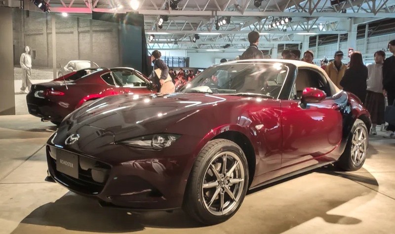 Mỗi biến thể động cơ xe sẽ được trang bị hộp số sàn 6 cấp hoặc hộp số tự động 6 cấp đi kèm hệ dẫn động cầu sau.