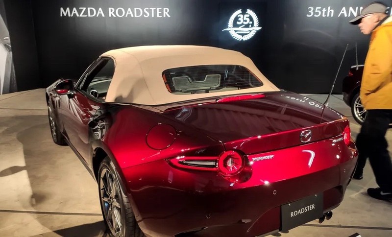 Phiên bản mui mềm của Mazda MX-5 Miata 35th Anniversary Edition vẫn sẽ được trang bị động cơ Skyactiv-G 4 xy-lanh thẳng hàng 1.5L mạnh 136 mã lực và mô-men xoắn 152 Nm.