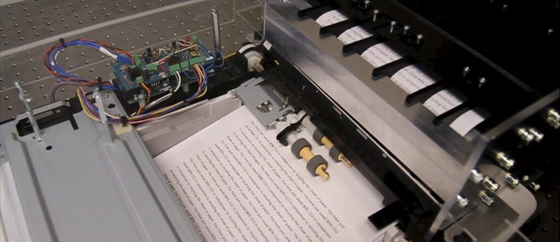 Một tờ giấy đang được đưa vào máy in của Reep Technologies. Ảnh NoCamels Một tờ giấy đang được đưa vào máy in của Reep Technologies. Ảnh NoCamels
