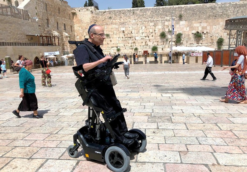 Nhà phát minh TS Amit Goffer bên thiết bị di động do ông sáng chế tại Kotel (Bức tường phía Tây) ở Jerusalem. Ảnh NoCamels Nhà phát minh TS Amit Goffer bên thiết bị di động do ông sáng chế tại Kotel (Bức tường phía Tây) ở Jerusalem. Ảnh NoCamels