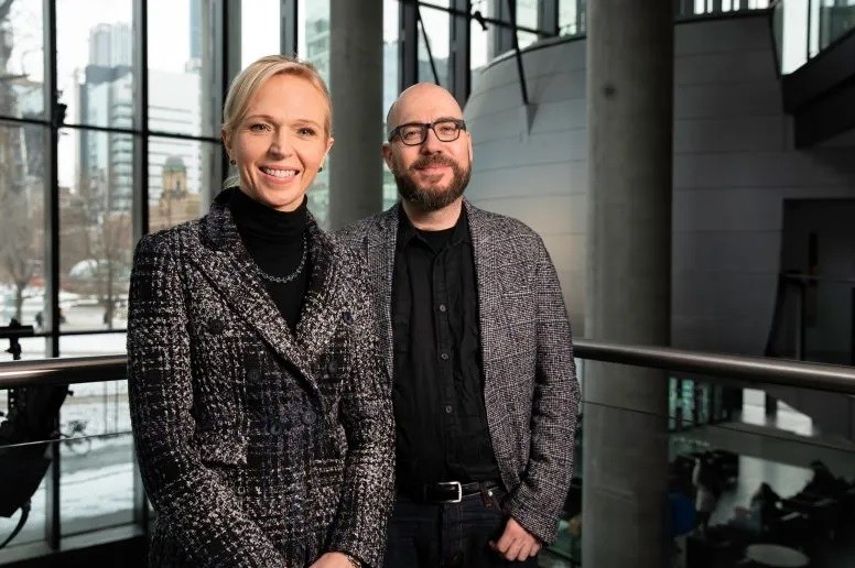 Christine Allen và Alán Aspuru-Guzik thuộc Đại học Toronto, kết hợp kiến thức chuyên môn về khoa học dược phẩm, AI và Máy học, phát triển các công thức thuốc mới nhanh hơn. Ảnh: Steve Southon