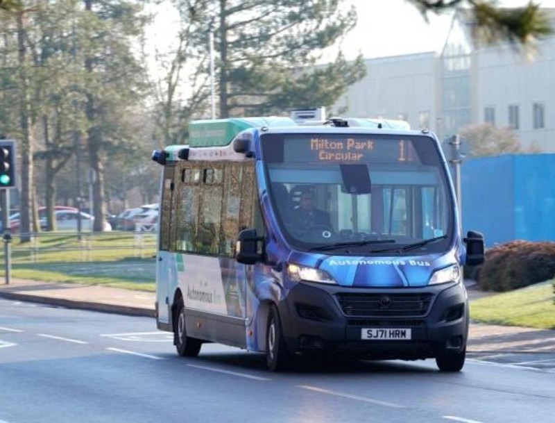 Lái xe buýt tự lái quanh Milton. Ảnh PA Media