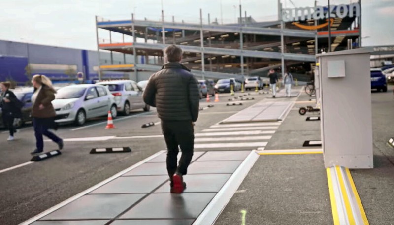 Một vỉa hè năng lượng mặt trời tại một kho hàng của Amazon ở Pháp sạc, xe đạp điện cho công nhân. Ảnh NoCamels