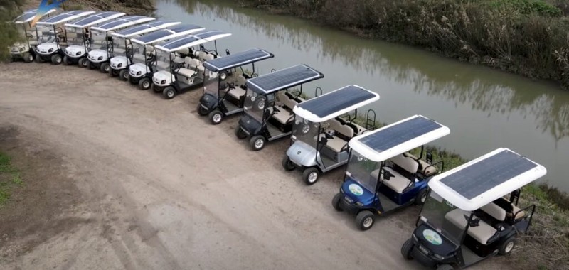 Các tấm pin này có thể được lắp ở bất cứ mặt phẳng nào, bao gồm cả nóc xe golf. Ảnh NoCamels