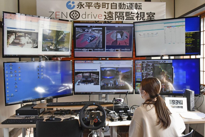 Phòng giám sát từ xa xe tự lái ở Eiheiji, tỉnh Fukui, tháng 11/2022. Ảnh Kyodo Phòng giám sát từ xa xe tự lái ở Eiheiji, tỉnh Fukui, tháng 11/2022. Ảnh Kyodo
