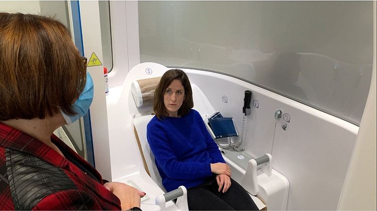 Nghe hướng dẫn trước khi dùng thử gian hàng y tế từ xa của H4D ở Montréal-la-Cluse, Pháp, ngày 26/1/2023. Ảnh Euronews